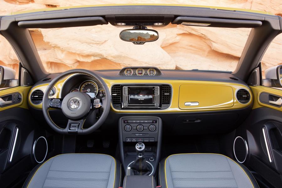  Volkswagen Beetle Dune Convertible 2016 года  (фото 9 из 32)